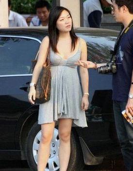 美女公交低胸在线视频,网络道德与隐私边界